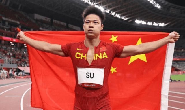 第21分钟，米兰右路角球开到禁区第一点被顶出，弧顶丘库埃泽凌空斩打在防守球员身上偏出。
